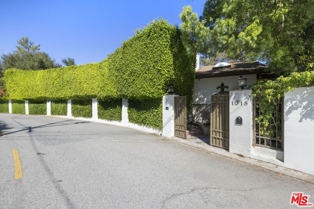 1018 N Tigertail Road, Los Angeles CA: https://media.crmls.org/mediaz/f5245c46-4389-4280-92e7-8117b6003999.jpg