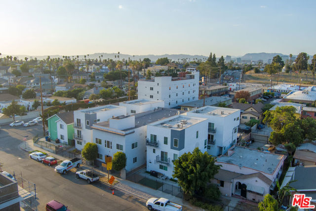 1875 W 20th Street, Los Angeles CA: https://media.crmls.org/mediaz/f524dc39-39c8-4621-9d2f-d8be28ff8745.jpg