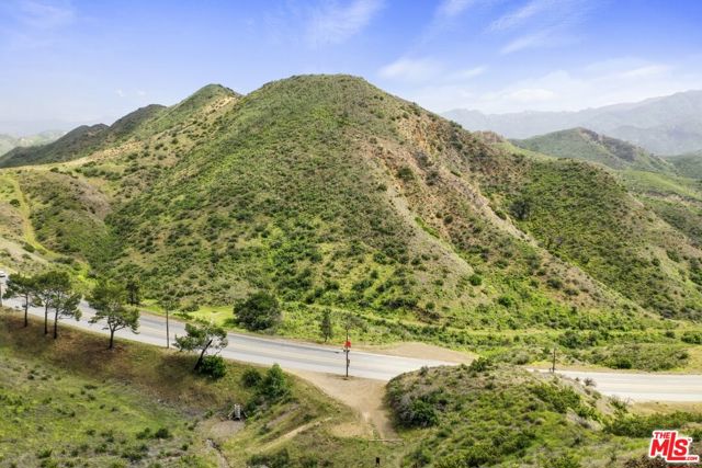 1 Kanan Rd, Agoura Hills CA: https://media.crmls.org/mediaz/f5256e6c-4378-4d84-88c3-754fe8f58124.jpg