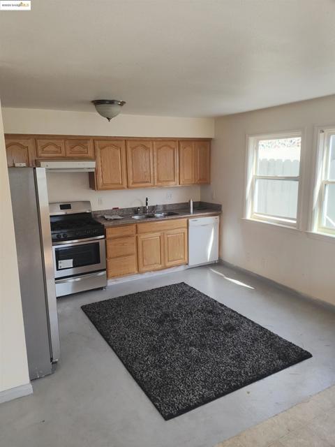 3532 San Leandro St, Oakland CA: https://media.crmls.org/mediaz/f5260c48-5f25-4033-924f-5299769ef6f2.jpg