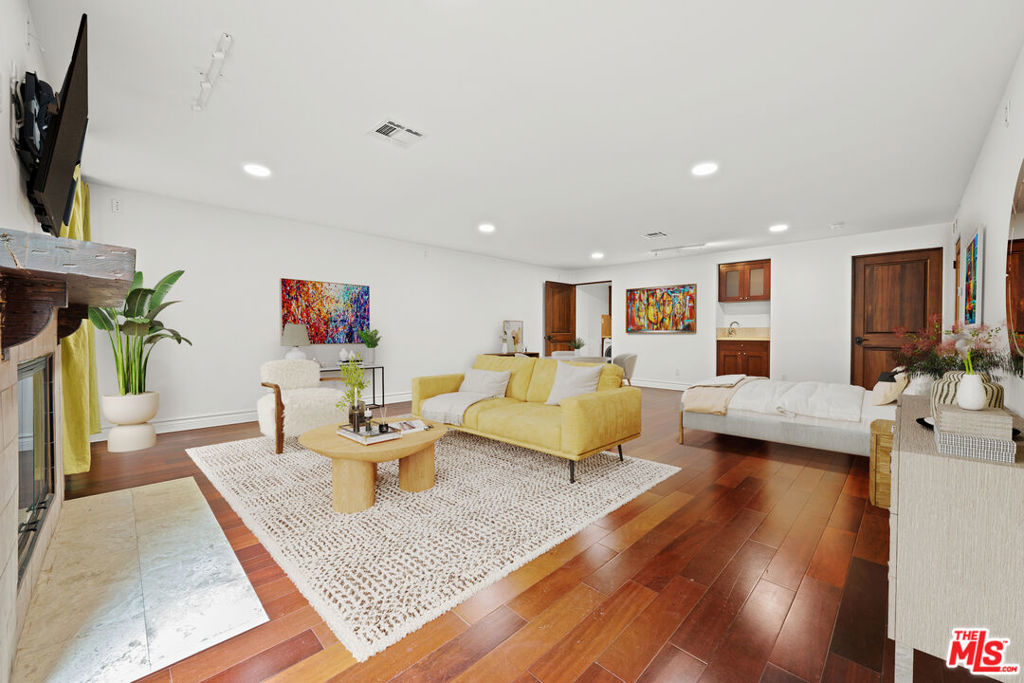 1929 FAIRBURN Avenue #A