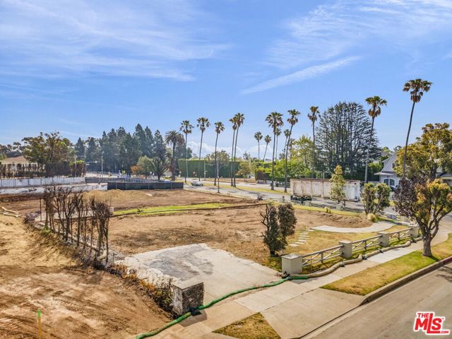 14827 Pampas Ricas Boulevard, Pacific Palisades CA: https://media.crmls.org/mediaz/f5289e18-ca36-4b7e-8c4a-95ed060380b4.jpg