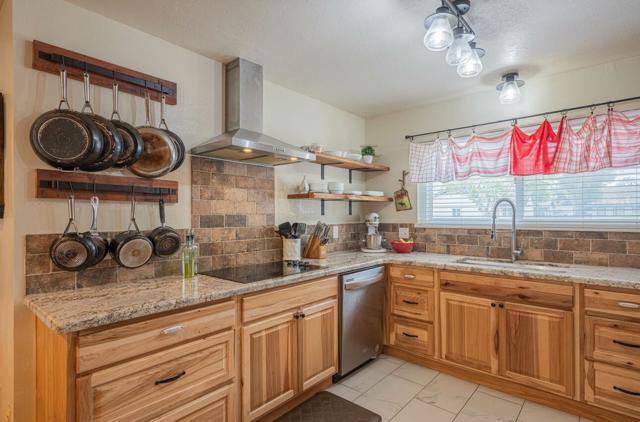 528 La Mesa Drive, Salinas CA: https://media.crmls.org/mediaz/f528e176-6a4f-4856-b9fe-480d62215089.jpg
