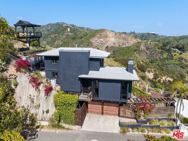 2860 Hollyridge Drive, Los Angeles CA: https://media.crmls.org/mediaz/f528f58a-ab00-45fa-a79c-bc5371f00fc4.jpg