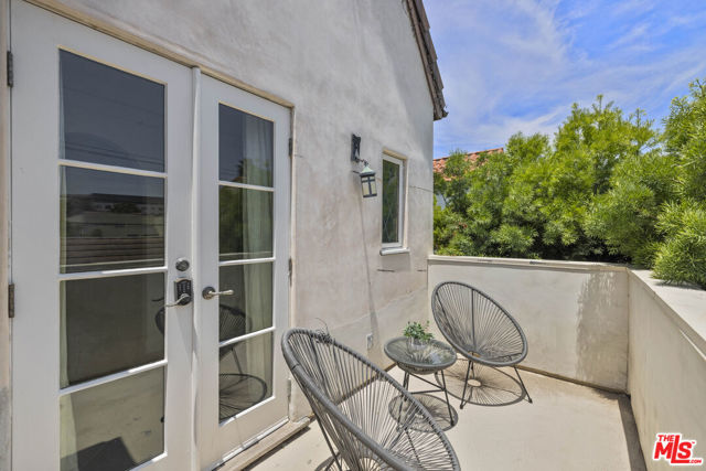 736 S Cloverdale Avenue, Los Angeles CA: https://media.crmls.org/mediaz/f52ac824-f585-4f1d-aa25-a62f92ef2695.jpg