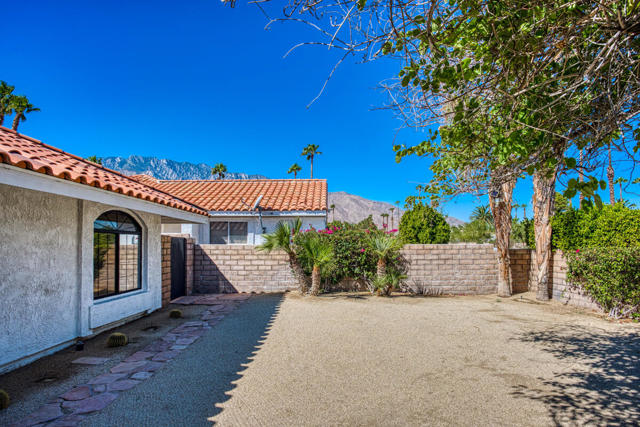 1489 E Francis Drive, Palm Springs CA: https://media.crmls.org/mediaz/f52b1cf1-643f-45eb-a8fe-8584601a0d8c.jpg