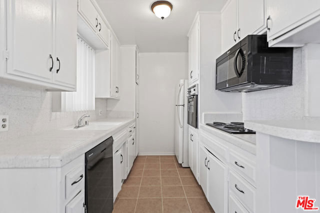 1515 Purdue Avenue, Los Angeles CA: https://media.crmls.org/mediaz/f52b3ec3-01a3-4f66-8595-6ca2d3c9743d.jpg