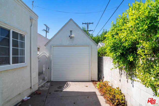 1710 Santa Paula Place, Glendale CA: https://media.crmls.org/mediaz/f52c2afa-04c4-4afe-9c55-4409f9aad336.jpg