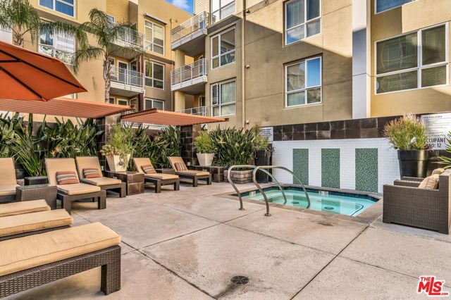 21301 Erwin Street, Woodland Hills, California 91367, 2 Bedrooms Bedrooms, ,2 BathroomsBathrooms,Condominium,For Sale,Erwin,24427491