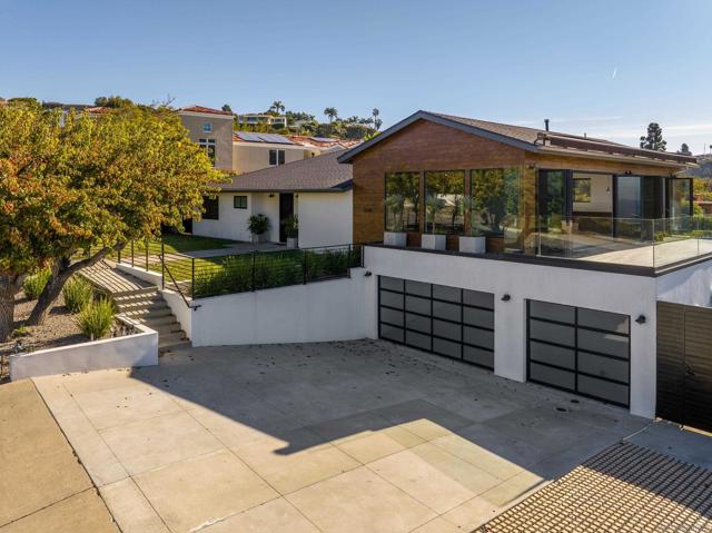 2641 Costebelle Dr, La Jolla CA: https://media.crmls.org/mediaz/f52d7043-8c14-476f-ab64-84d2d04544e7.jpg