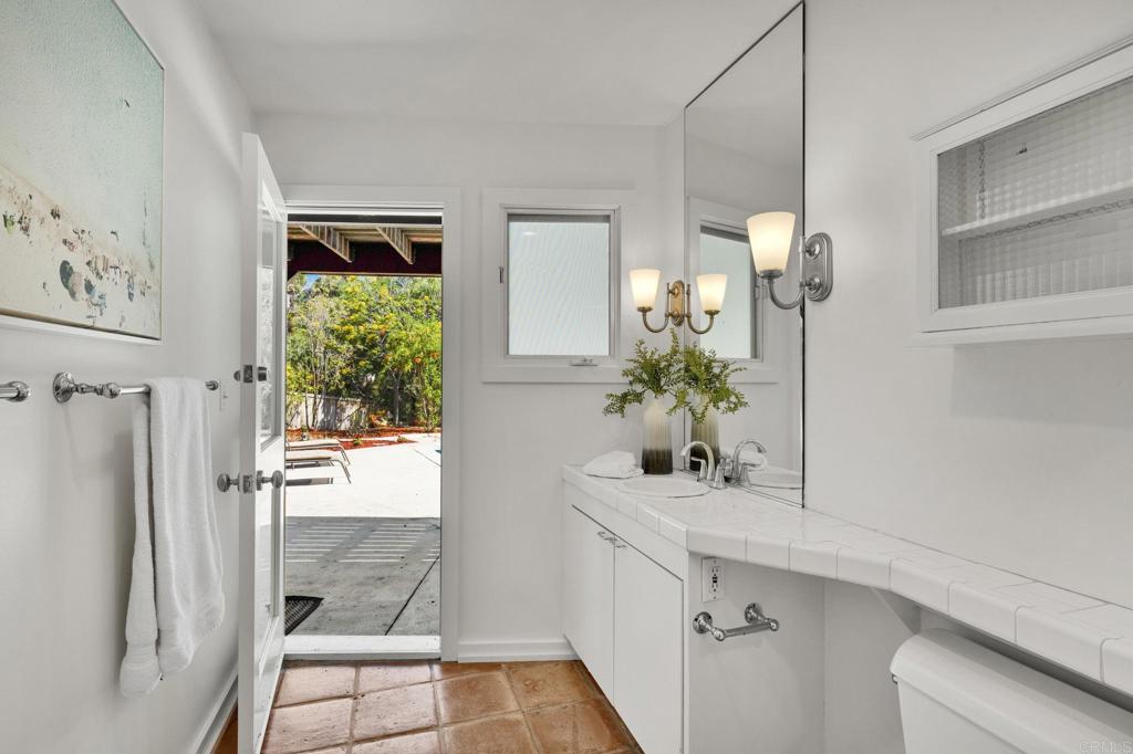 https://media.crmls.org/mediaz/f52d993f-8bd6-4e4e-abcf-35b52635c84e.jpg?preset=X-Large