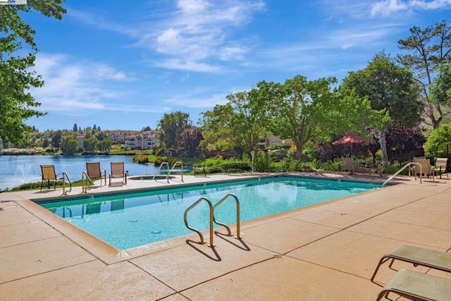 6192 Lakeview Cir, San Ramon CA: https://media.crmls.org/mediaz/f52ec5d3-3d8f-42fb-bb2e-6da8f98d96a9.jpg