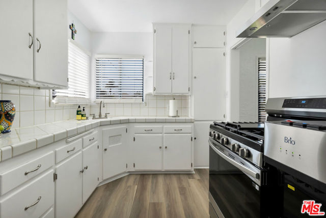 818 N Brand Boulevard, San Fernando CA: https://media.crmls.org/mediaz/f52f274b-b359-4b53-865d-968454fc55c2.jpg