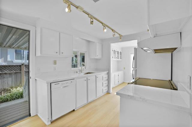 7 Seashell Circle, Half Moon Bay CA: https://media.crmls.org/mediaz/f52f2f51-9d58-48e6-9c43-8292ff03afdb.jpg