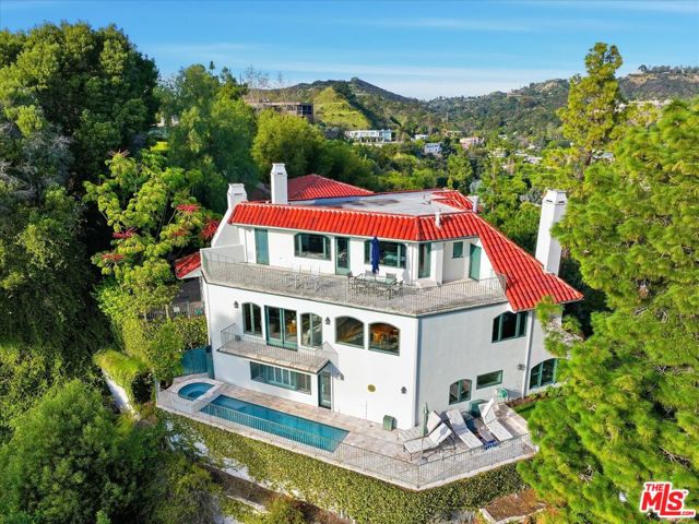 1284 Lago Vista Drive, Beverly Hills CA: https://media.crmls.org/mediaz/f52f6b82-d63e-48ba-85bc-5febe906992a.jpg