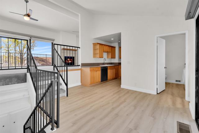 Detail Gallery Image 5 of 27 For 7321 Alicante a,  Carlsbad,  CA 92009 - 2 Beds | 2 Baths