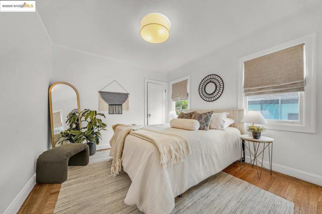 5925 Outlook Ave, Oakland CA: https://media.crmls.org/mediaz/f5338952-4a62-4698-bf94-90566af0ff8d.jpg