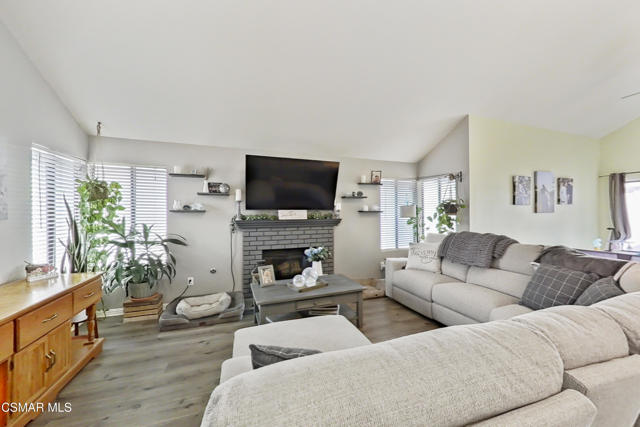 2228 Oak Haven Avenue, Simi Valley CA: https://media.crmls.org/mediaz/f533f05b-ec32-4d0f-a405-618c0a1d5710.jpg