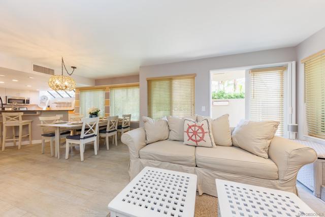 8132 Camino Del Sol, La Jolla CA: https://media.crmls.org/mediaz/f5353bca-6c2e-425e-ac7b-926f8f0e7460.jpg