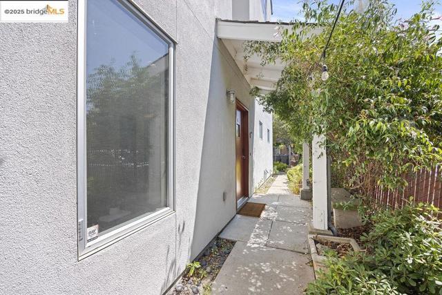 3927 Cerrito Ave, Oakland CA: https://media.crmls.org/mediaz/f5357cb6-2f2e-495b-b025-f35693ec1350.jpg