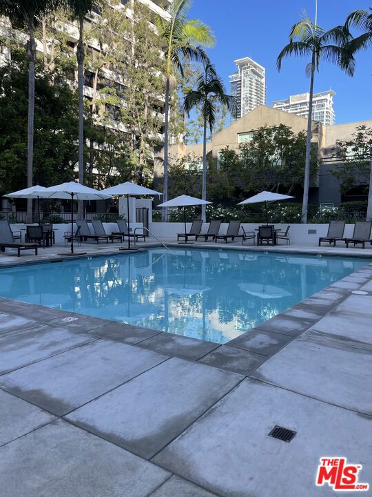 600 W 9th Street, Los Angeles CA: https://media.crmls.org/mediaz/f5357f32-9454-4386-a367-75f91f339b1b.jpg