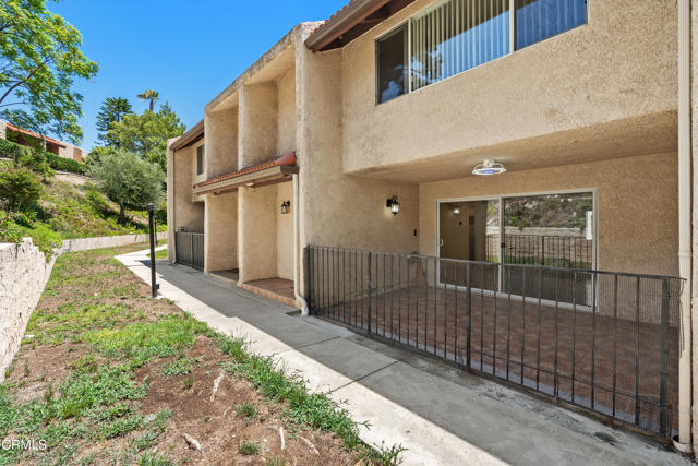 9503 Via Venezia, Burbank CA: https://media.crmls.org/mediaz/f535eb2d-973e-4ed9-aefb-9a547d726025.jpg
