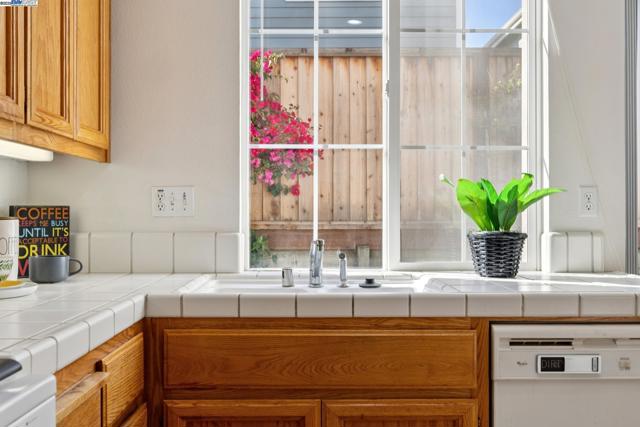15 Mcdonnel Rd, Alameda CA: https://media.crmls.org/mediaz/f535f4f0-6f50-4605-af0b-6e85dd51077b.jpg