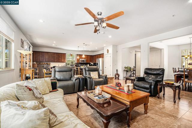 4637 Appleglen St, Antioch CA: https://media.crmls.org/mediaz/f536ced5-b9b2-46c6-b47e-0fb3de5861c4.jpg