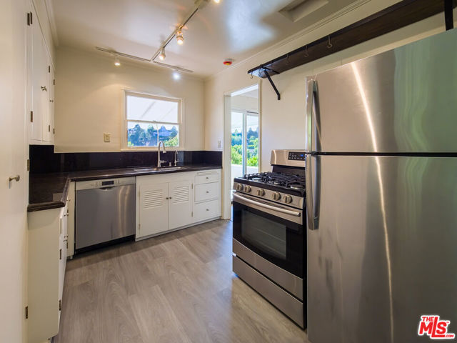 8967 St Ives Drive, Los Angeles CA: https://media.crmls.org/mediaz/f5376931-0a42-4a4a-8d37-5813c7789fbc.jpg