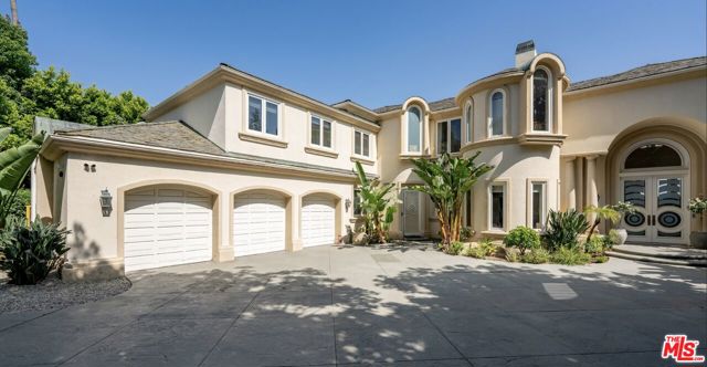 3303 Clerendon Road, Beverly Hills CA: https://media.crmls.org/mediaz/f5378ab6-1418-421c-be08-e6b9f2d274a8.jpg