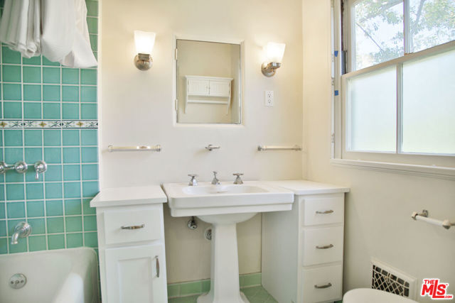 2963 Queensbury Drive, Los Angeles CA: https://media.crmls.org/mediaz/f537e900-4140-4f5f-9f19-096f2e78464c.jpg