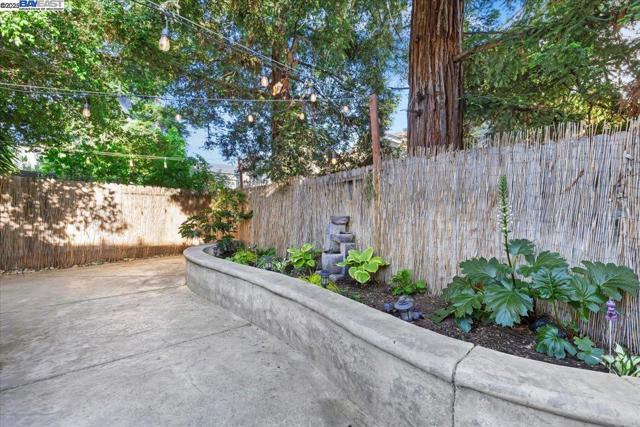 2211 Oakland Ave, Pleasanton CA: https://media.crmls.org/mediaz/f5380098-192b-4264-89a0-838c11c855b2.jpg