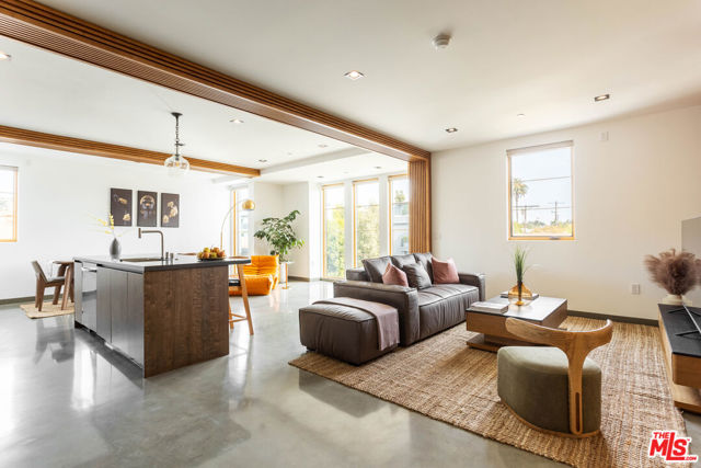 547 N Sweetzer Avenue, West Hollywood CA: https://media.crmls.org/mediaz/f538434c-4e4c-4f22-a966-dfa0eac197d9.jpg