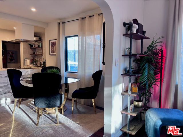 643 N Vista St, Los Angeles CA: https://media.crmls.org/mediaz/f5395c77-0758-4aef-806c-f96a5603c847.jpg