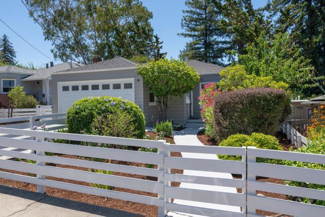 9 INNER Circle, Redwood City CA: https://media.crmls.org/mediaz/f539f289-7a21-48d7-a379-b8cec83c3bf6.jpg