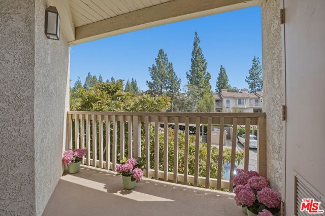675 Oak Run Trail, Oak Park CA: https://media.crmls.org/mediaz/f53a737d-9979-4d42-a052-9c0041895238.jpg