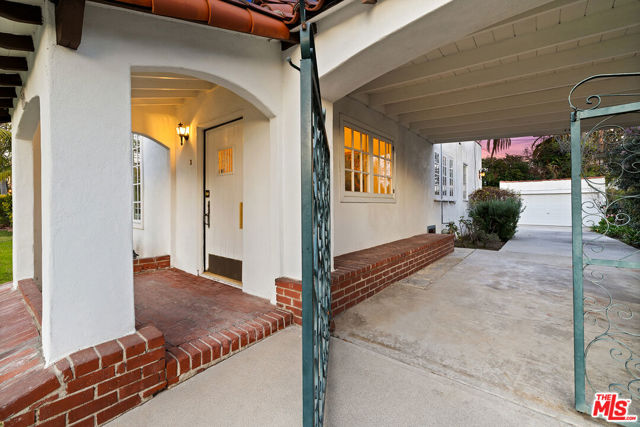 906 N Ford Street, Burbank CA: https://media.crmls.org/mediaz/f53ad046-ef68-4242-87da-98dd8e574e09.jpg