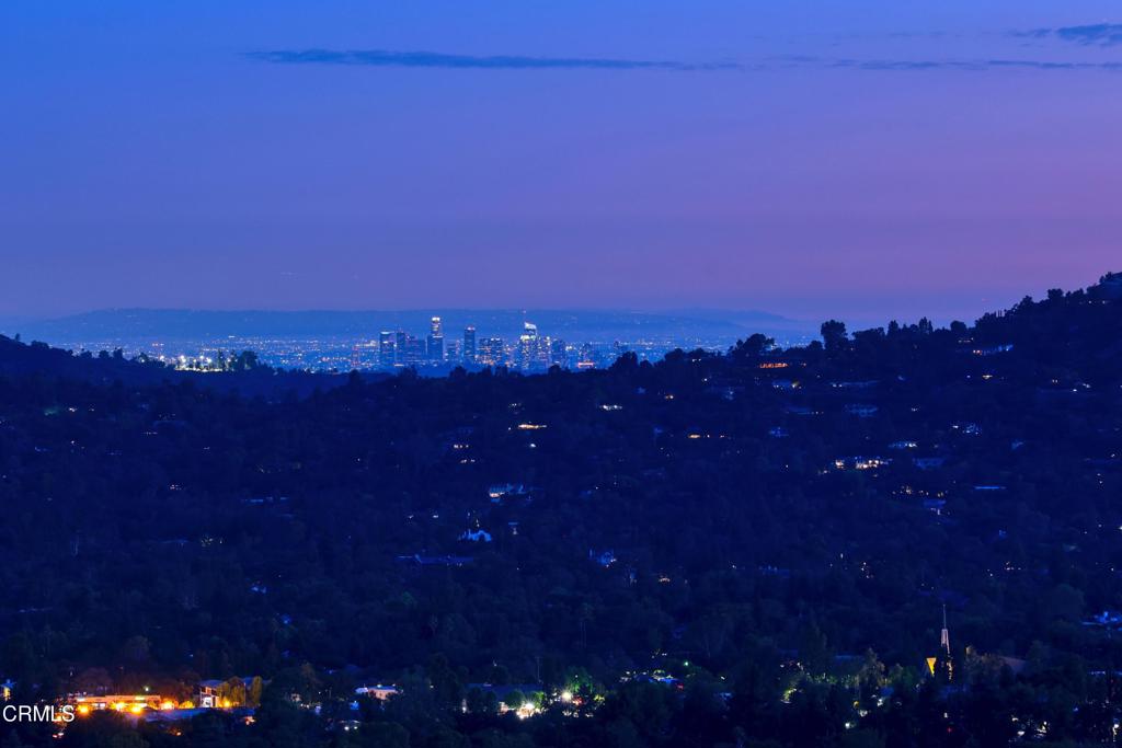 https://media.crmls.org/mediaz/f53b6f4a-3d36-48dd-a844-05265966017c.jpg?preset=X-Large
