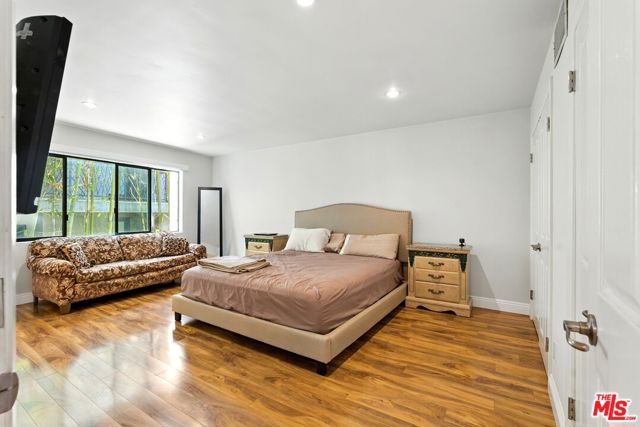 1310 Roxbury Drive, Los Angeles CA: https://media.crmls.org/mediaz/f53c4eb6-bb8d-46e8-bd5e-9a5b3ab9660c.jpg