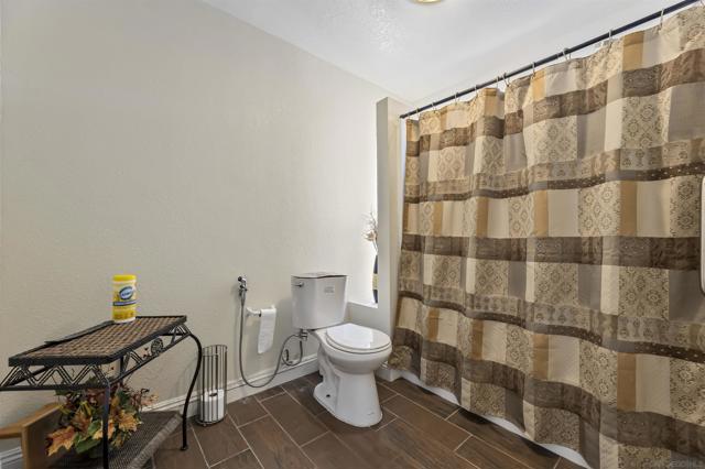 1247 Armstrong Cir, Escondido CA: https://media.crmls.org/mediaz/f53ce703-a043-4450-8c15-a9bc8b386342.jpg