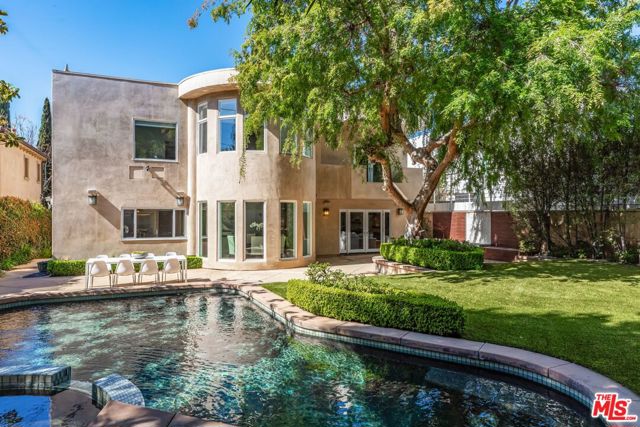739 20th Street, Santa Monica CA: https://media.crmls.org/mediaz/f53d6800-5d3c-4b5e-afa6-d3fa53a65f8e.jpg