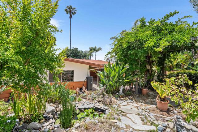 719 Marsolan Ave, Solana Beach CA: https://media.crmls.org/mediaz/f53e9bdf-aef9-45f5-a804-b3ec126e9fba.jpg