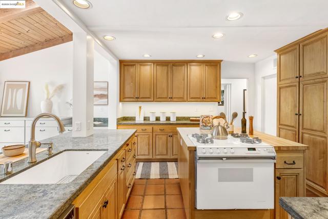 6257 Girvin Dr, Oakland CA: https://media.crmls.org/mediaz/f53f9442-56f2-49a5-84e1-a22f6f6d904b.jpg
