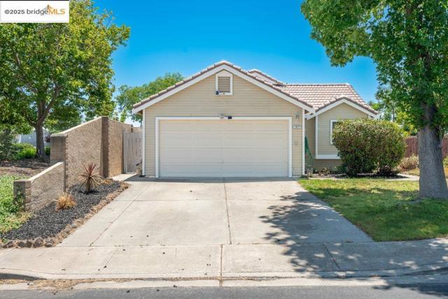 1927 Babbe St, Oakley CA: https://media.crmls.org/mediaz/f53fd7ec-3cb6-44ad-a54a-428dfaef41b1.jpg