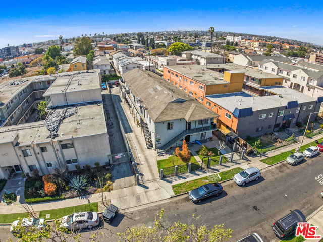 6337 10th Avenue, Los Angeles CA: https://media.crmls.org/mediaz/f5401be4-d9b9-4873-b4a5-f050262cb396.jpg