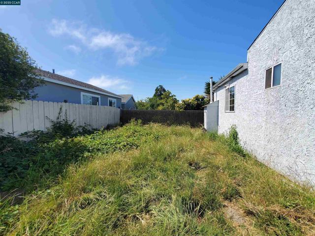 766 38Th St, Richmond CA: https://media.crmls.org/mediaz/f540416a-8766-488f-8ec2-1b4233e0fc04.jpg