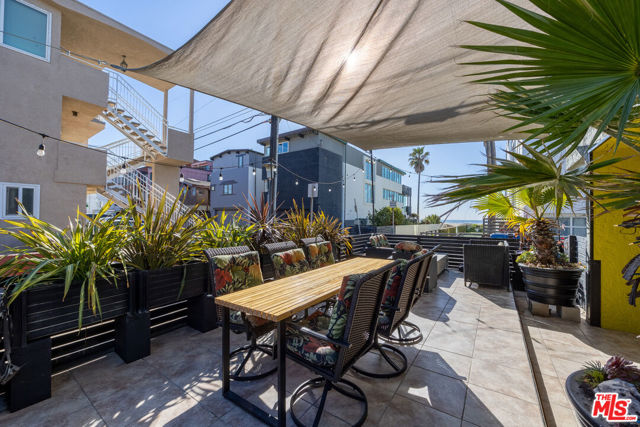 11 24th Avenue, Venice CA: https://media.crmls.org/mediaz/f541dbf2-3871-439e-882e-777a2f291ded.jpg