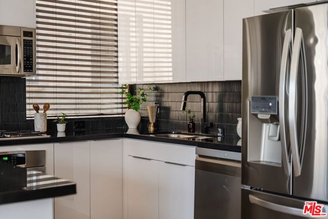 655 S Hope Street, Los Angeles CA: https://media.crmls.org/mediaz/f5422af4-c107-4156-ad15-3e582d515f9d.jpg