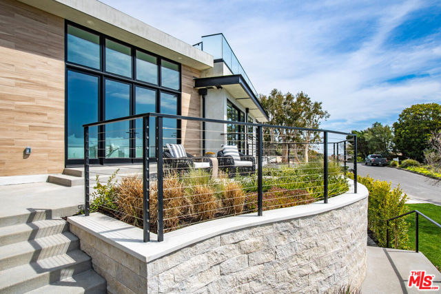286 Quadro Vecchio Drive, Pacific Palisades CA: https://media.crmls.org/mediaz/f5428665-85cd-4539-8c0d-04aaaabeaa11.jpg