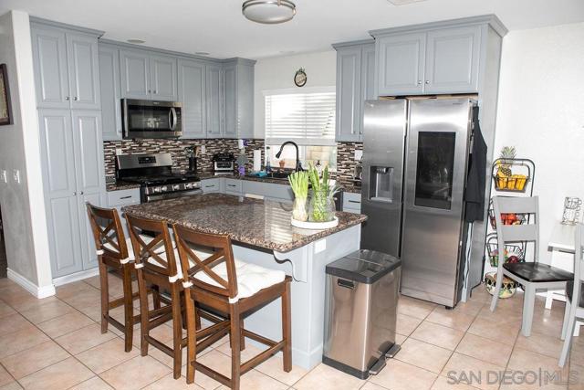 1419 Hummingbird Way, Hemet CA: https://media.crmls.org/mediaz/f5434d1b-16c7-4889-886b-e354f6e5f79f.jpg